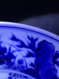 Une assiette en porcelaine de Chine bleu et blanc, marque de Chenghua, Kangxi/Yongzheng