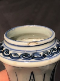 Un kendi en porcelaine de Chine bleu et blanc, Wanli