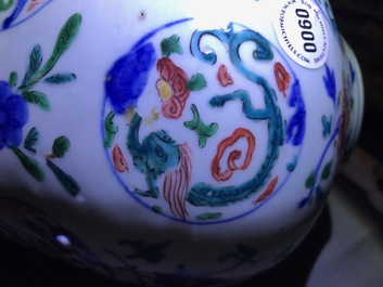 Een Chinese wucai vaas met drakenmedaillons en floraal decor, Jiajing