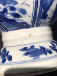 Un vase de forme bouteille en porcelaine de Chine bleu et blanc, Kangxi