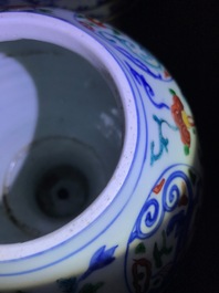 Un vase en porcelaine de Chine wucai &agrave; d&eacute;cor de m&eacute;daillons aux dragons, Jiajing