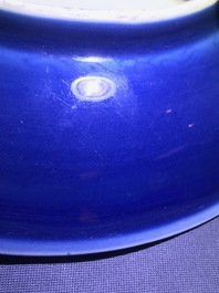 Een Chinees monochroom blauw bord met anhua drakendecor, Wanli merk, 18/19e eeuw