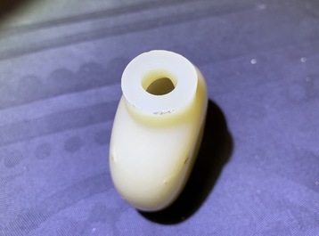 A Chinese yellow jade snuff bottle, 19/20th C.