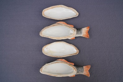 Une paire de terrines couvertes en forme de poissons en porcelaine de Chine, Qianlong