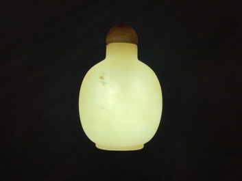 A Chinese yellow jade snuff bottle, 19/20th C.