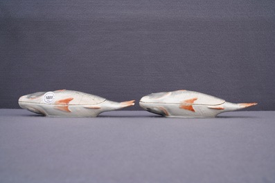 Une paire de terrines couvertes en forme de poissons en porcelaine de Chine, Qianlong