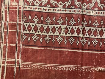 Un sari rituel en ikat patola pour l'Indon&eacute;sie aux tampons de la Compagnie des Indes, Gujarat, Inde, 17&egrave;me