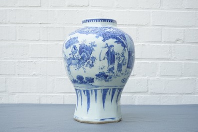 Een Chinese blauwwitte balustervaas met figuratief decor, Transitie periode