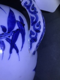 Une verseuse en porcelaine Arita de Japon en bleu et blanc, Edo, 17&egrave;me