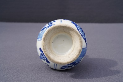 Un aspersoir en porcelaine de Chine bleu et blanc pour le march&eacute; islamique, Kangxi