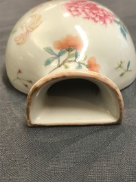 Een paar Chinese wandvaasjes met floraal decor, Qianlong merk, 19/20e eeuw