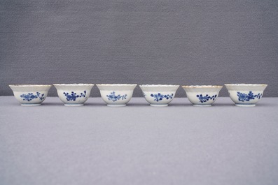 Twelve Chinese blue and white cups and saucers with floral design, Kangxi/Qianlong