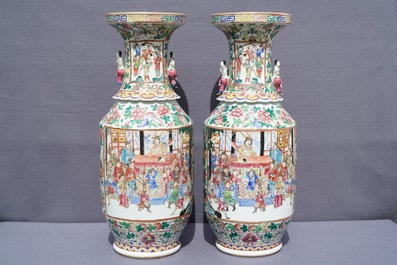 Une paire de vases en porcelaine de Chine famille rose aux anses en forme de femmes, 19&egrave;me