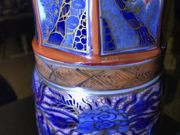 Un vase en porcelaine de Chine bleu et blanc surd&eacute;cor&eacute; en Europe, Kangxi