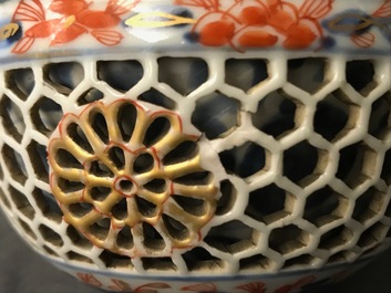 Een Chinese Imari-stijl kom met opengewerkte dubbele wand, Kangxi
