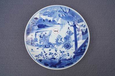 Een Chinees blauwwit bord met figuren in een tuin, Yongzheng