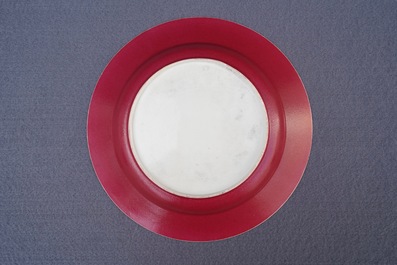 Une assiette en porcelaine de Chine coquille d'oeuf au dos rouge rubis, Yongzheng