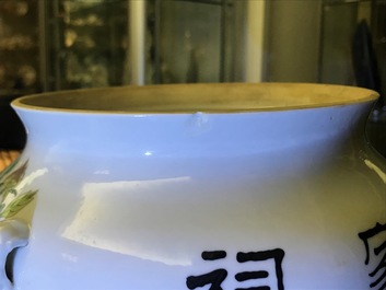 Une paire de terrines couvertes en porcelaine de Chine famille rose, 19/20&egrave;me