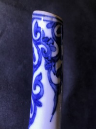 Une verseuse en porcelaine Arita de Japon en bleu et blanc, Edo, 17&egrave;me