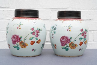 Een paar fijne Chinese famille rose potten met floraal decor, Qianlong