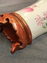 Een paar Chinese wandvaasjes met floraal decor, Qianlong merk, 19/20e eeuw