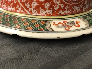 Une paire de vases couverts en porcelaine de Chine famille verte, 19&egrave;me