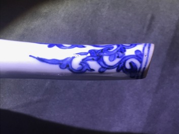 Une verseuse en porcelaine Arita de Japon en bleu et blanc, Edo, 17&egrave;me