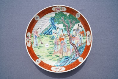 Un plat en porcelaine de Chine famille rose &agrave; d&eacute;cor de femmes dans un jardin, 19&egrave;me