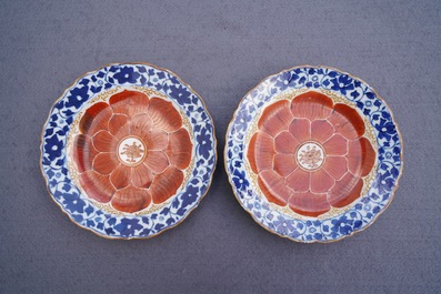 Vier Chinese blauwwitte en ijzerrode 'lotus' borden, Qianlong/Jiaqing