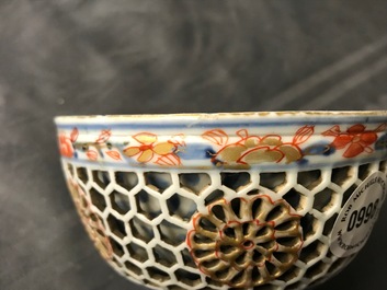 Un bol ajour&eacute; &agrave; double parois en porcelaine de Chine de style Imari, Kangxi