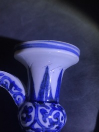 Une verseuse en porcelaine Arita de Japon en bleu et blanc, Edo, 17&egrave;me