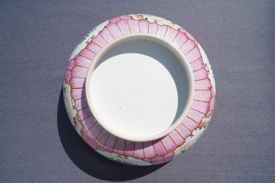 Un grand bol en porcelaine de Chine famille rose &agrave; d&eacute;cor mandarin, Qianlong