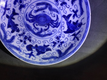 Zes Chinese celadon en blauwwitte koppen en schotels met krabben en vissen, Kangxi
