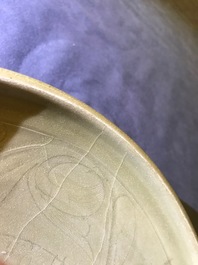 Un bol en porcelaine de Chine c&eacute;ladon de Yaozhou &agrave; d&eacute;cor floral incis&eacute;, Song