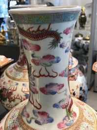 Une paire de vases en porcelaine de Chine famille rose &agrave; d&eacute;cor de dragon, marque et &eacute;poque de Guangxu