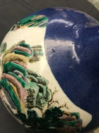 Un vase de forme bouteille en porcelaine de Chine famille verte sur fond bleu poudr&eacute;, 19&egrave;me