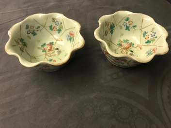 Six bols en porcelaine de Chine c&eacute;ladon et une paire de bols sur supports pour le march&eacute; Peranakan ou Straits, 19&egrave;me