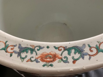 A large Chinese famille verte fish bowl with a narrative scene all-round, 19th C.