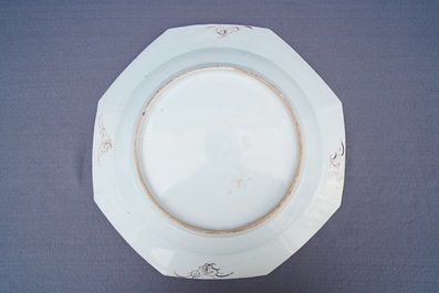 Un grand plat de forme octagonale en porcelaine de Chine famille rose, Qianlong