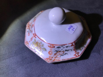 Quatre th&eacute;i&egrave;res et verseuses en porcelaine de Chine famille rose et bleu et blanc, Kangxi/Qianlong