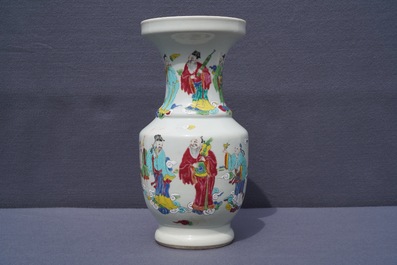 Een Chinese famille rose vaas met onsterfelijken, 19e eeuw