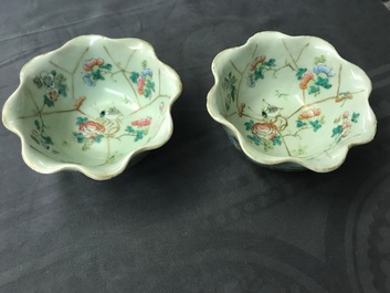 Six bols en porcelaine de Chine c&eacute;ladon et une paire de bols sur supports pour le march&eacute; Peranakan ou Straits, 19&egrave;me