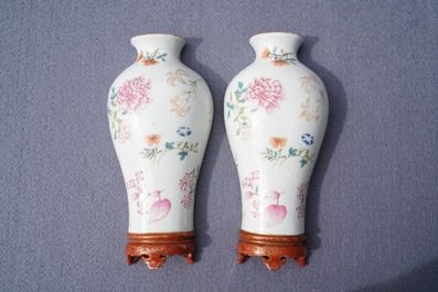 A pair of Chinese wall pocket vases with floral design, Qianlong mark, 19/20th C.