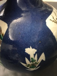 Un vase de forme bouteille en porcelaine de Chine famille verte sur fond bleu poudr&eacute;, 19&egrave;me