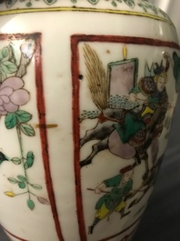 Une paire d'urnes en porcelaine de Chine famille verte, 19&egrave;me