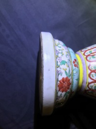 Une paire d'urnes en porcelaine de Chine famille verte, 19&egrave;me