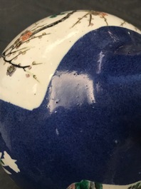 Un vase de forme bouteille en porcelaine de Chine famille verte sur fond bleu poudr&eacute;, 19&egrave;me