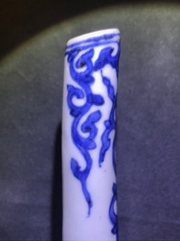 Une verseuse en porcelaine Arita de Japon en bleu et blanc, Edo, 17&egrave;me