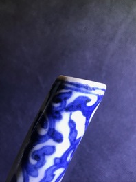 Une verseuse en porcelaine Arita de Japon en bleu et blanc, Edo, 17&egrave;me