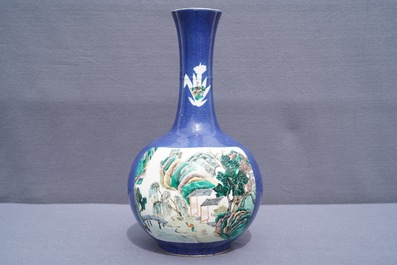 Un vase de forme bouteille en porcelaine de Chine famille verte sur fond bleu poudr&eacute;, 19&egrave;me